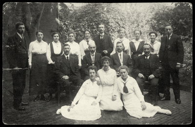 606194 Groepsportret van het personeel van het Broodbureau (onderdeel van het Levensmiddelenkantoor van de gemeente ...